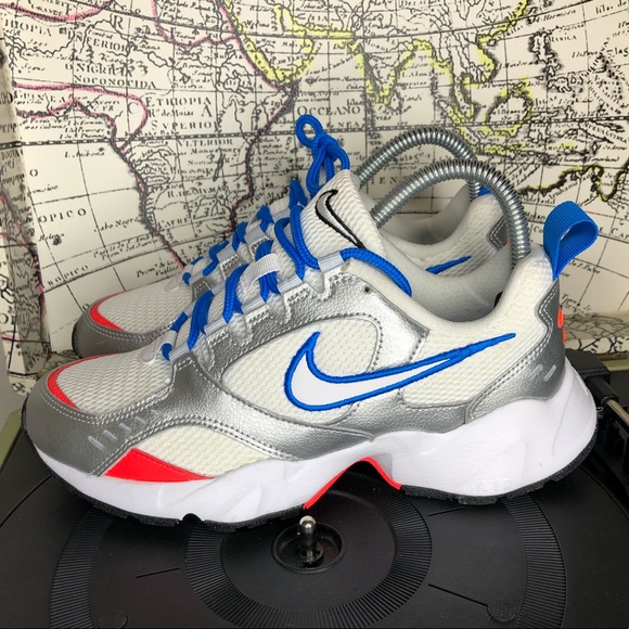 nike air heights trainers